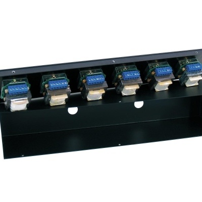 Painel metálico preto com seis transformadores ou conversores eletrónicos