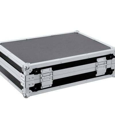 Mala preta de transporte com moldura e fechos metálicos