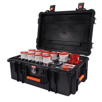 Estojo preto aberto com frascos de vidro com tampas vermelhas e brancas