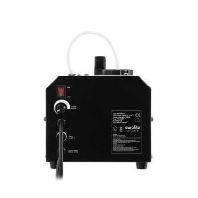 Máquina preta de efeitos de fumo Eurolite com cabo e etiqueta técnica