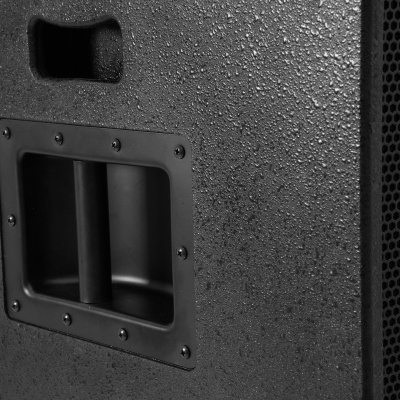 Coluna de som preta com textura rugosa e alça embutida