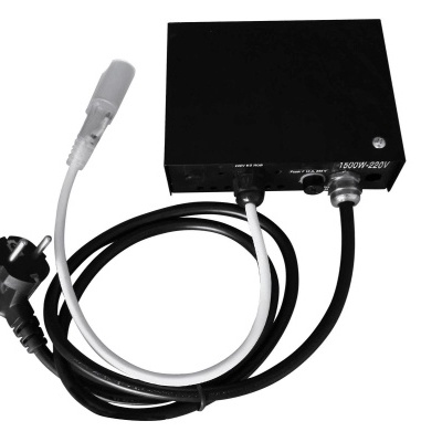 Adaptador ou conversor preto com cabos e plugue europeu