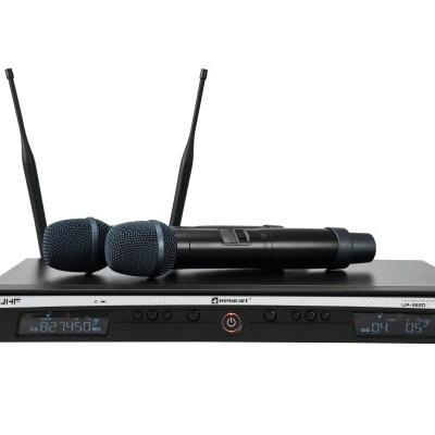 Conjunto de microfone sem fios e receptor preto com duas antenas