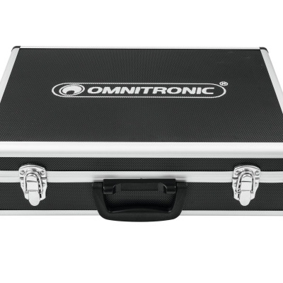 Mala preta OMNITRONIC com fechos metálicos e pega preta