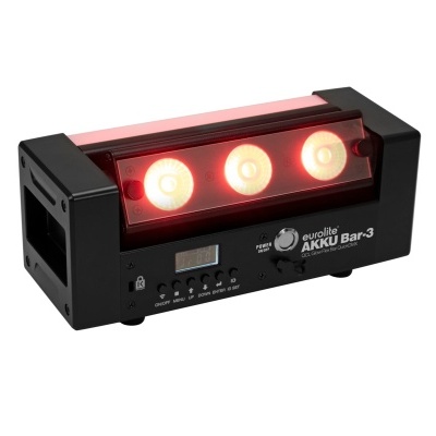 Luz LED de palco preta Eurolite AKKU Bar-3 com três lâmpadas vermelhas