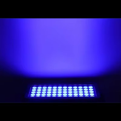 Luz LED azul rectangular com vários pequenos LEDs alinhados