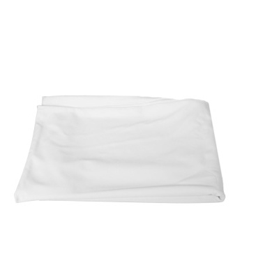 Toalha branca dobrada sobre fundo branco