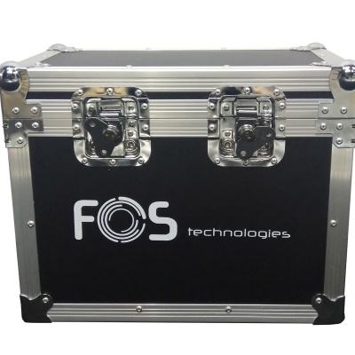 Caixa flight case preta com estrutura metálica e texto 'FOS technologies'