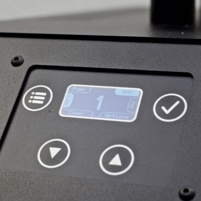 Painel de controlo com ecrã digital e botões de controlo