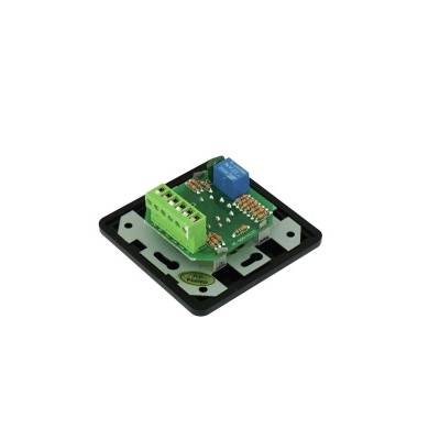 Placa eletrónica verde com componentes e suporte preto