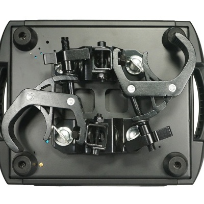 Base de suporte preta com ganchos metálicos