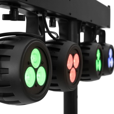 Sistema de iluminação LED com quatro projetores coloridos montados numa barra preta