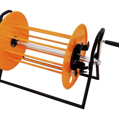 Carretel de mangueira laranja e preto com suporte e manivela