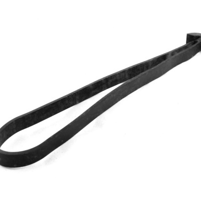 Ferramenta preta de aço com alça fechada