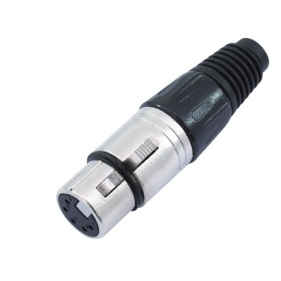 Conector XLR metálico prateado com capa preta para cabo de áudio