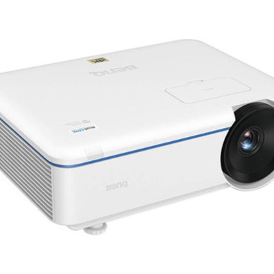 Projetor branco com lente grande e detalhes azuis sobre fundo branco