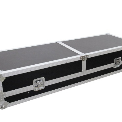 Estojo rígido preto com bordas metálicas prateadas e fechos