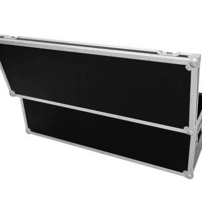 Estojo de transporte rígido preto aberto com cantos metálicos prateados