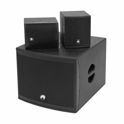 Conjunto de três colunas de som pretas com grelha metálica sobre fundo branco