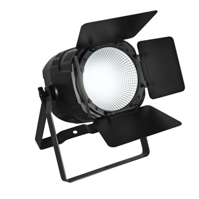 Refletor de luz profissional preto com filtro branco e aletas móveis num fundo branco