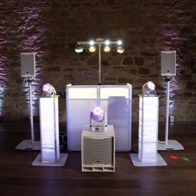 Equipamento de som e luz para eventos junto a parede de pedra