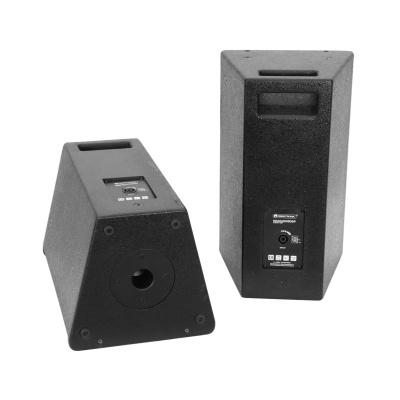 Dois altifalantes pretos trapezoidais e rectangulares em fundo branco