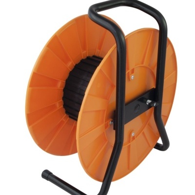 Carretel para cabo elétrico laranja com estrutura metálica preta