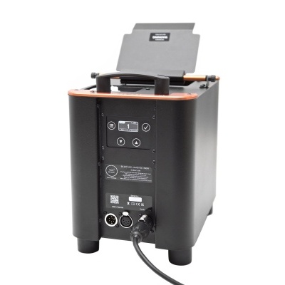 Equipamento electrónico preto com botões, conectores e cabo ligado, e compartimento aberto no topo.