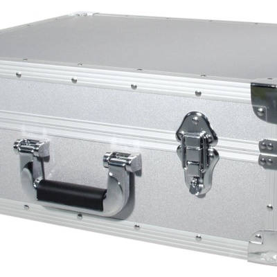 Mala rígida de transporte prateada com cantos reforçados e pegas