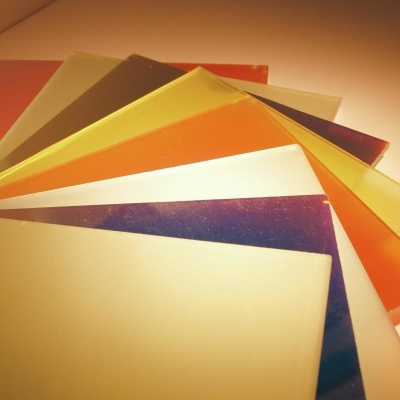 Folhas retangulares em vidros coloridos dispostas em leque