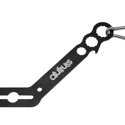 Chave metálica preta com mosquetão e texto 'altrutiss'