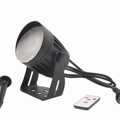 Projetor de luz LED preto com comando remoto e suporte em fundo branco