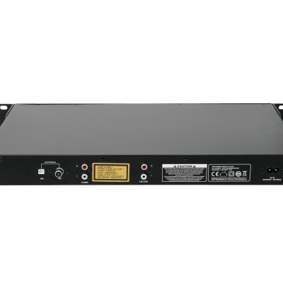 Aparelho eletrónico preto com conectores de áudio e etiquetas na parte traseira