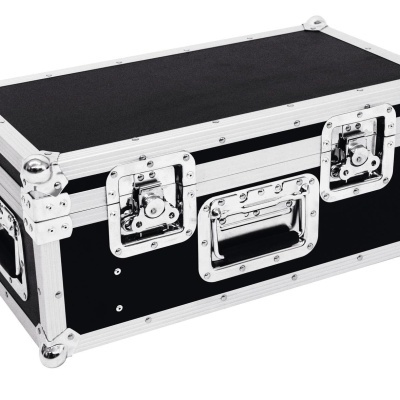 Mala de transporte preta com cantos metálicos e fechaduras prateadas