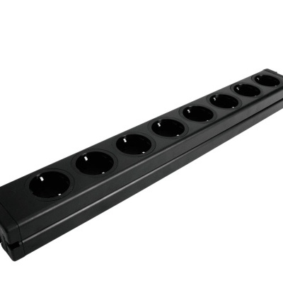 Regua elétrica de tomada preta com 8 entradas