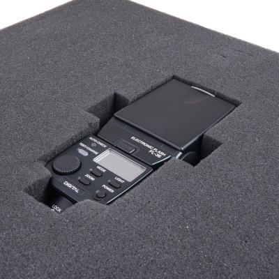 Flash de câmara EXTERNAL preto numa espuma preta