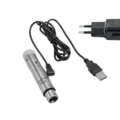 Carregador USB com ficha europeia e dispositivo cilíndrico metálico com cabo em fundo branco