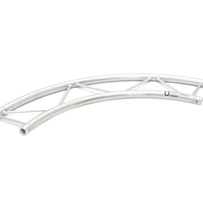 Estrutura metálica curva em alumínio prateado com reforços triangulares