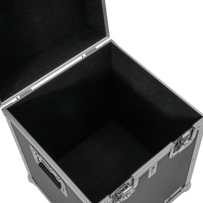 Caixa de transporte preta com cantos metálicos e tampa aberta