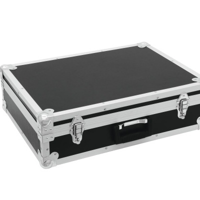 Mala de transporte preta com cantos metálicos