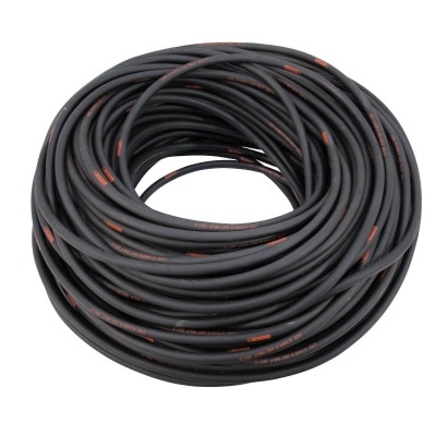 Rolo de cabo elétrico preto enrolado com texto vermelho.