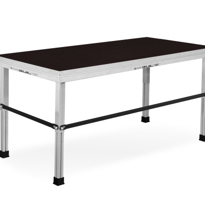 Mesa de trabalho industrial com tampo preto e estrutura metálica prateada