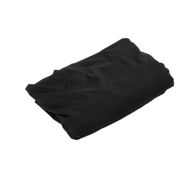 Lençol preto dobrado sobre fundo branco