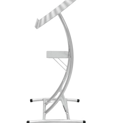 Estrutura metálica de prateleira inclinada prateada