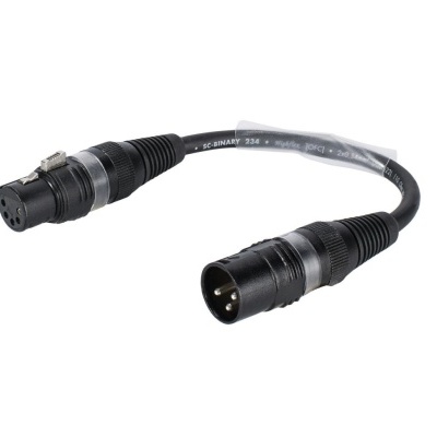 Cabo de áudio preto com conectores XLR macho e fêmea em metal