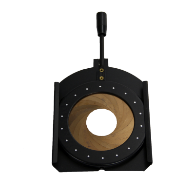 Iris mecânico preto com abertura circular em madeira e alavanca.