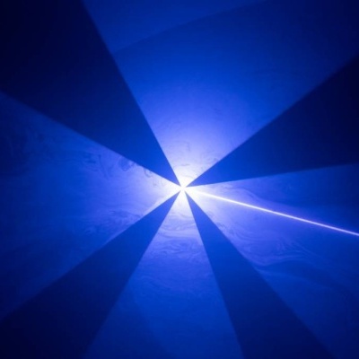 Padrão de luzes azuis irradiando de um ponto central sobre fundo escuro