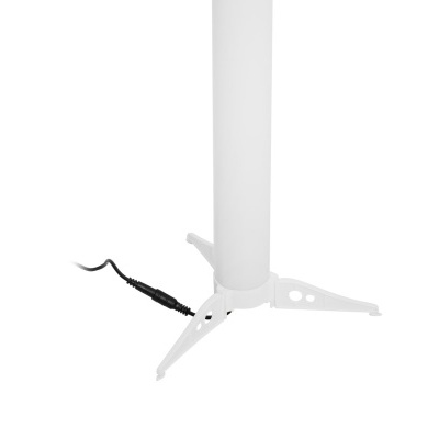 Base de tripé branca com cabo preto conectado