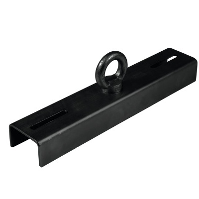 Barra metálica preta com argola circular e fendas sobre fundo branco