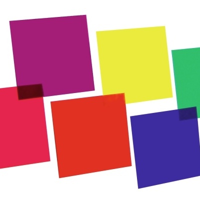 Seis quadrados coloridos semi-transparentes sobrepostos